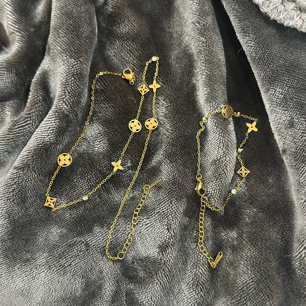 Gorgeous clover necklace and bracelet set